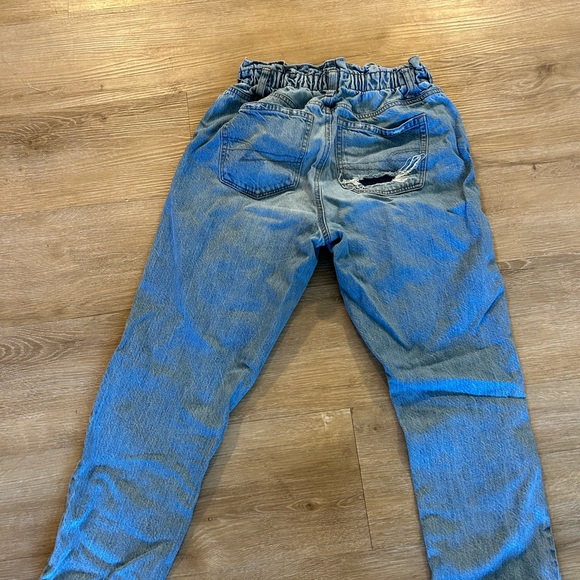 American eagle size 4 short light mom jeans! - Picture 2 of 5